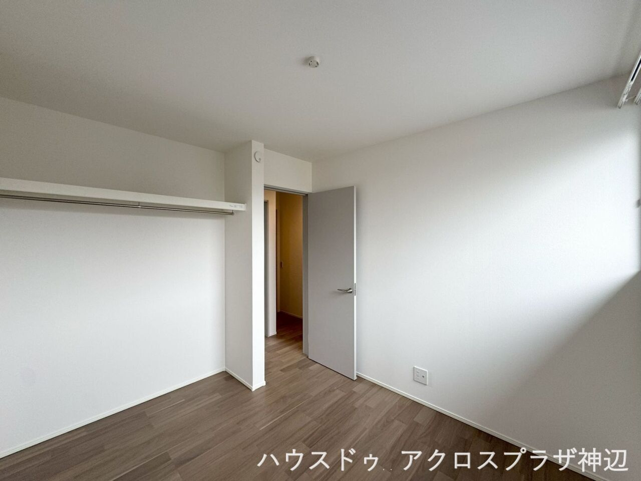 高西町川尻1号棟　3790万の洋室|【洋室5帖②】クローゼットの扉がないため、お気に入りの服がひと目で見渡せ、朝の準備もスムーズに。見せる収納としておしゃれに飾る楽しみも広がります。