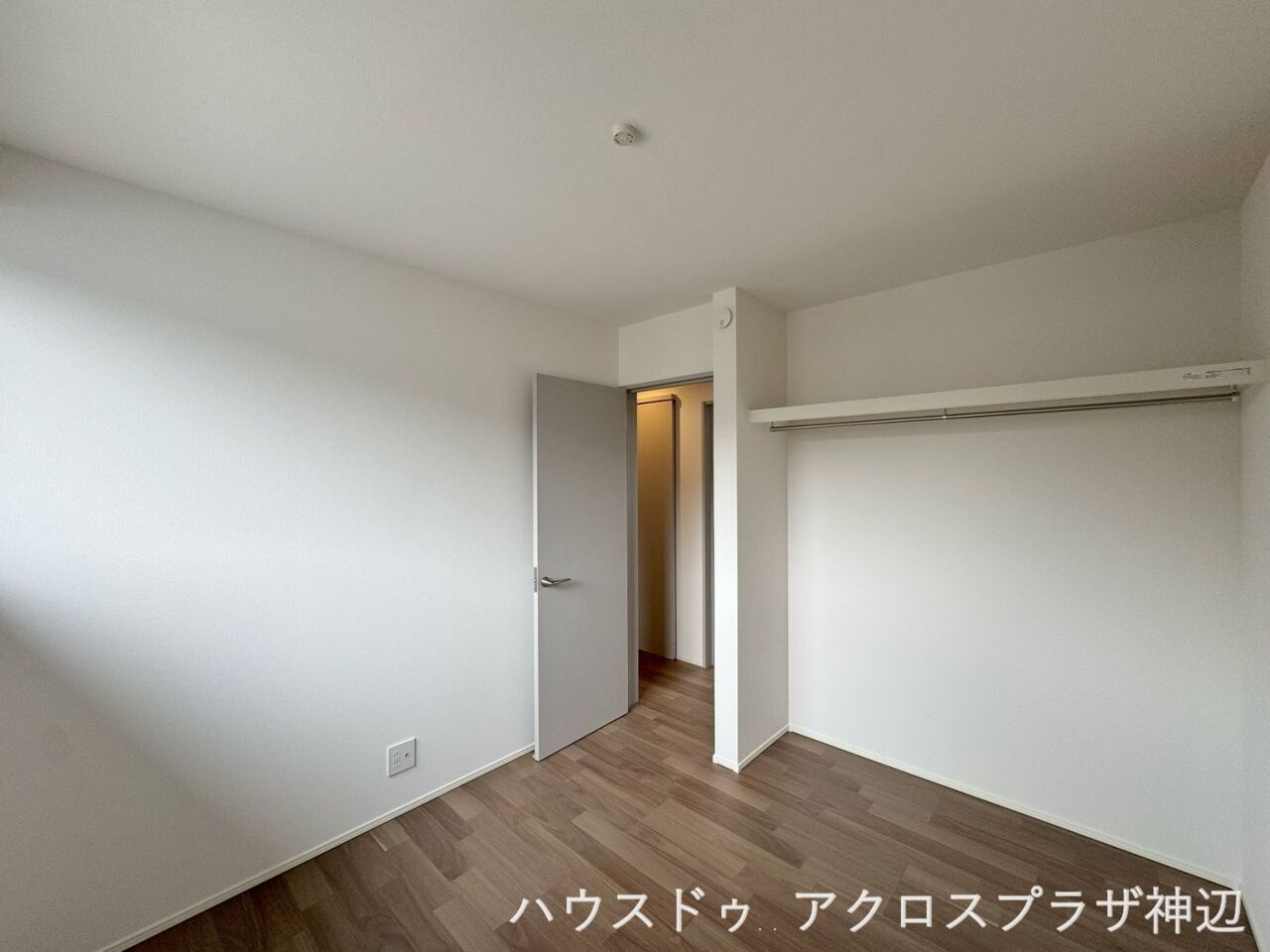 高西町川尻1号棟　3790万の洋室|【洋室5帖①】枕棚を備えた扉のないオープンクローゼットを採用。扉の開閉スペースが不要のため、5帖の空間を隅々まで有効活用できます。