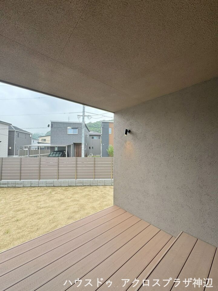 高西町川尻1号棟　3790万の設備|【ウッドデッキ】敷地周囲には目隠しフェンスを配置し、袖壁で側面からの視線もカット。周囲の目を気にせずリラックスして過ごせます。