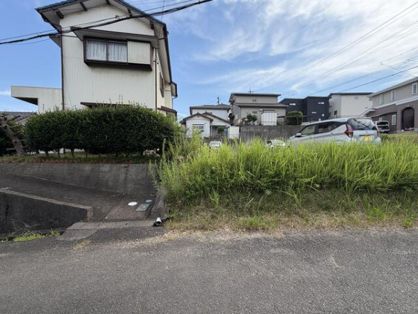 知多市 八幡字新道　売り土地の前面道路含む現地写真