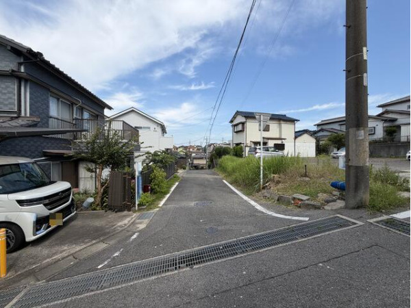 知多市 八幡字新道　売り土地の前面道路含む現地写真