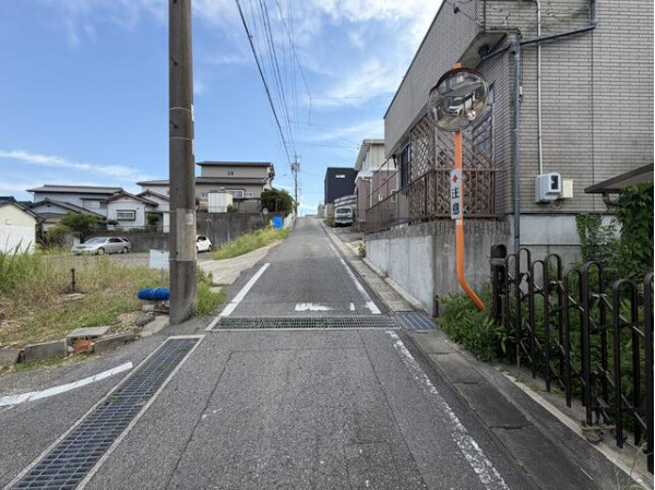 知多市 八幡字新道　売り土地の前面道路含む現地写真