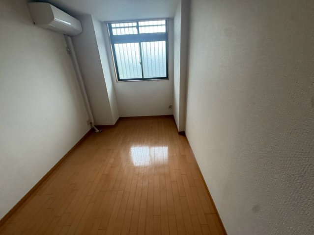 ルネス津福の洋室