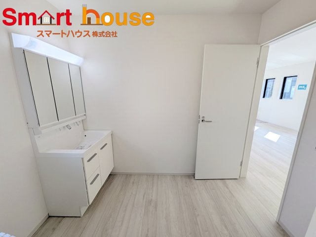 横浜市栄区桂台西1期 の独立洗面台|明るく清潔感のある洗面スペースで、毎朝の身支度も快適に♪家族みんなが使いやすい洗面台を備えています。お手入れもしやすく、いつでも清潔に保てます。忙しい朝も気持ちよく一日をスタートできますね♪
