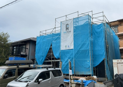 【前面道路含む現地写真】 | 入谷東新築戸建 | 住宅用の土地では前面道路に2m以上接していなければならないと法律で定められています。しかし、お持ちの車のサイズやライフスタイルなどにより、2mでは利便が悪い場合もございますので、事前に確認しましょう。
