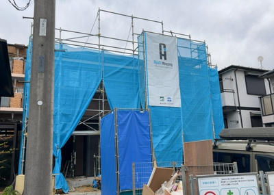 【前面道路含む現地写真】 | 入谷東新築戸建 | お持ちの車種によっては前面道路が広い方が便利でしょう。しかし、前面道路が広ければその分交通量が多くなるため、騒音などが気になる場合があります。実際に現地を見学し、周辺交通量や騒音などを確認しましょう！