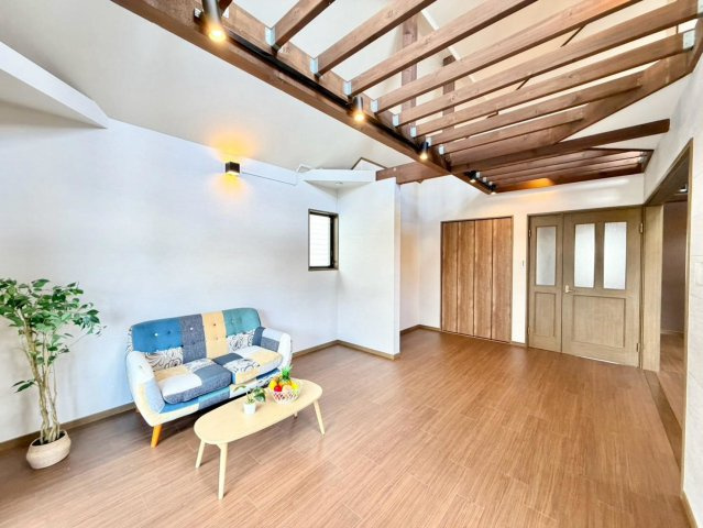 深井畑山町　中古一戸建の居間・リビング|【南向き日当り良好】たっぷりの陽光に包まれる明るい住まいに気持ちも明るくなりますね！！