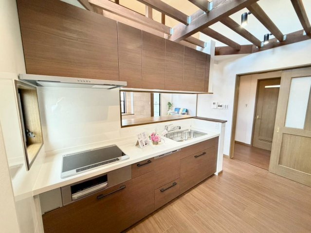 深井畑山町　中古一戸建のキッチン|【システムキッチン新調！食器洗浄機付】対面式を採用したキッチンですので、リビングで寛ぐご家族をいつも感じられます！会話を楽しみながら家事ができますね♪