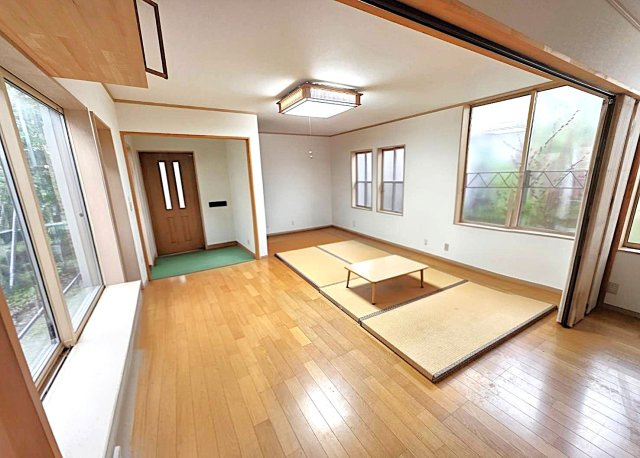 北城町4丁目店舗兼中古住宅の居間・リビング