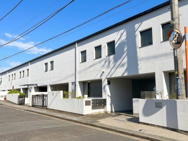 コートヒルズ湘南・日向岡の外観|道路からフラットに入れる専用ガレージ付きのお部屋です。