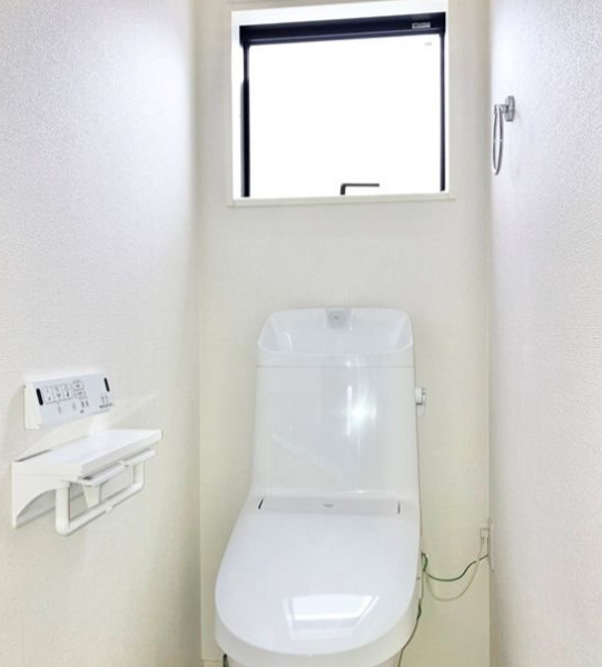 丸山戸建のトイレ|ゆったりとした空間のトイレです