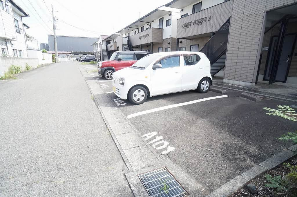 クレスト フジスイ Ａの駐車場