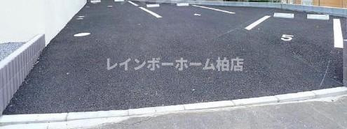 【仲介手数料：50％OFF】対象物件！の駐車場|車をお持ちの方に嬉しい駐車場付きの物件です