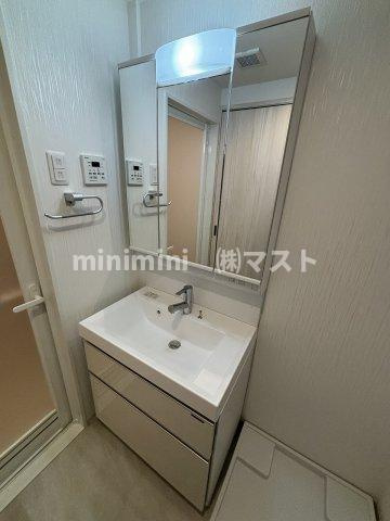 Vinoプレジオ本町の洗面所|※偶数階は茶系のお部屋です。