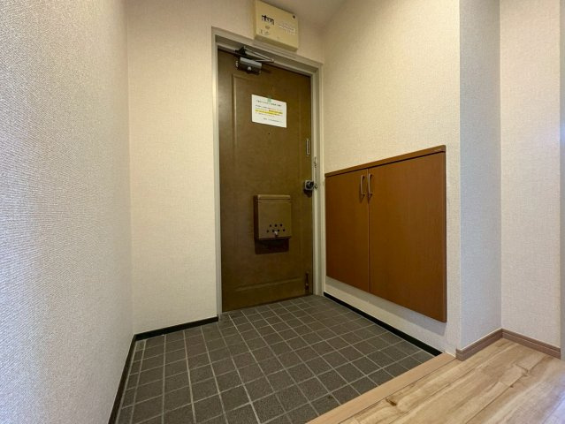 フォルク北千里G棟の玄関