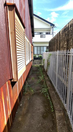 「日当たり良好・総合病院まで徒歩５分」土佐市高岡町甲　売地　建築条件無しの周辺|建物脇の様子。隣地との間隔をご確認いただけます。