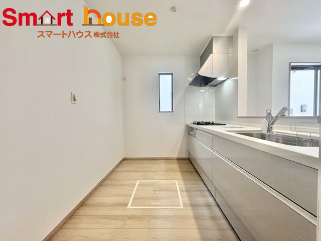 相模原市緑区町屋１丁目全３棟のその他|"幅広いキッチンに冷蔵庫、カップボードなどを設置しても楽々と料理できます！
スペースにゆとりがあると気持ちもいいですね♪"