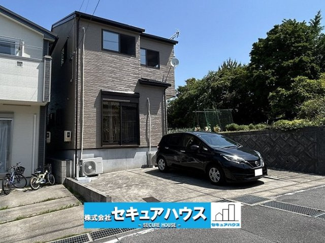 【中古戸建】刈谷市野田町西屋敷の外観|【現地外観写真】
◆2026年9月リフォーム済！本日ご案内可能！
◆駐車並列2台可能！オプション工事でカーポート設置などいかがでしょうか。その他にもフェンスなどの「オプション工事」もご提案いたします♪
