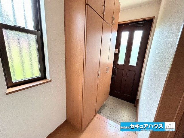 【中古戸建】刈谷市野田町西屋敷の玄関|【玄関】
◆収納力の高いシューズボックス付きで玄関周りがスッキリと片付きます。
◆ダブルロックキーで防犯面も安心です♪　　　　　　　　　　　　　　　　　　　　　　　　　　　　　　　　　　　　　　　　　
