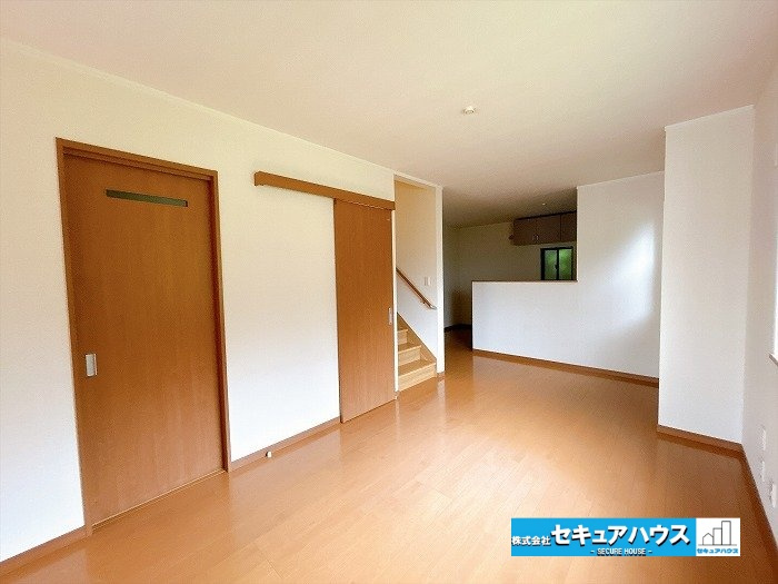 【中古戸建】刈谷市野田町西屋敷の居間・リビング|【LDK23帖】
◆広々とした開放感溢れるリビングです♪
◆リビングイン階段のため家族で顔を合わせる機会をつくることができます。
◆3面の窓に面しているため陽当たり良好です！　　　　　　　　　　　　　