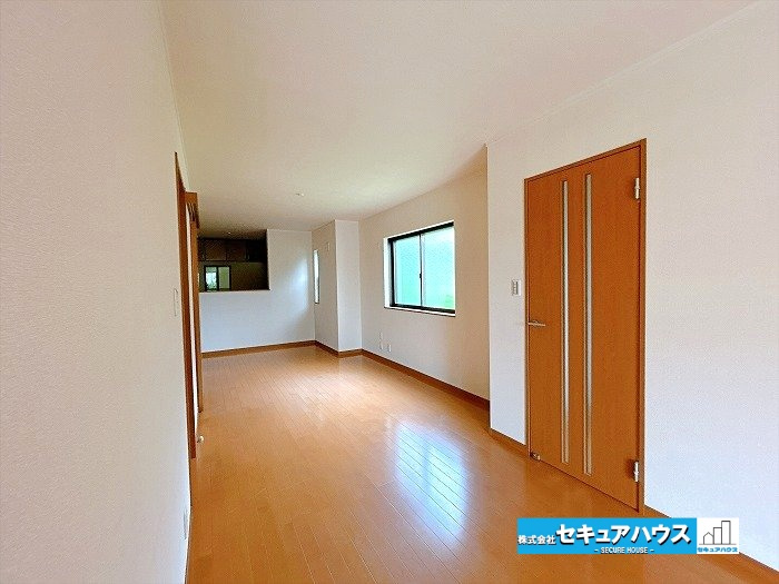 【中古戸建】刈谷市野田町西屋敷の居間・リビング|【LDK23帖別角度】
◆人気の対面式キッチンのためリビングの様子を見ながら料理できます。
◆広々としたリビングにはダイニングテーブルや大きなソファを配置することができます　　　　　　　　　　　　　　