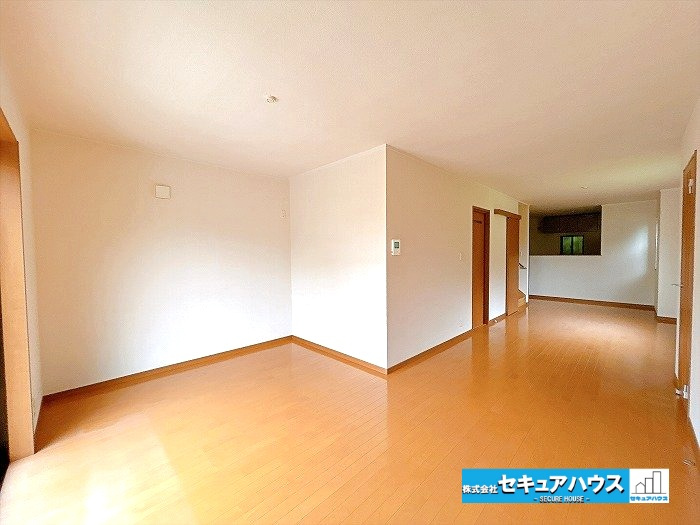 【中古戸建】刈谷市野田町西屋敷の居間・リビング|【LDK23帖別角度】
◆広々としたリビングスペースのためソファとテレビとの距離を取ることができます♪　　　　　　　　　　　　　　　　　　　　　　　　　　　　　　　　　　　　　　　　　　　　　　　　　