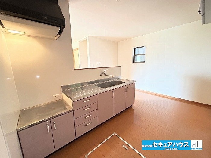 【中古戸建】刈谷市野田町西屋敷のキッチン|【キッチンスペース】
◆広々としたキッチンスペースのため家族で並んで料理できます。
◆収納豊富なシステムキッチンです。　　　　　　　　　　　　　　　　　　　　　　　　　　　　　　　　　　　　　　　　　