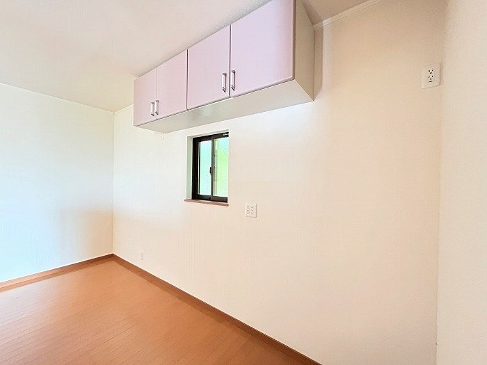 【中古戸建】刈谷市野田町西屋敷のキッチン|【キッチン背面の吊戸棚】
◆普段使わない食器やキッチン器具をしまうことができます。カップボードを設置できる広さがあるためカップボードを設置すればキッチン周りの収納が充実します。　　　　　　　　　　　　