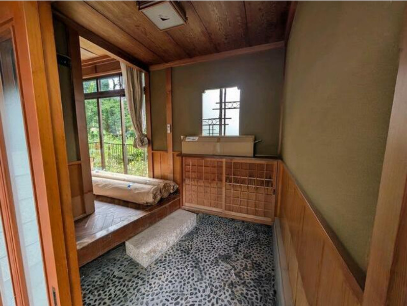 秋田市楢山字寺小路　中古の玄関