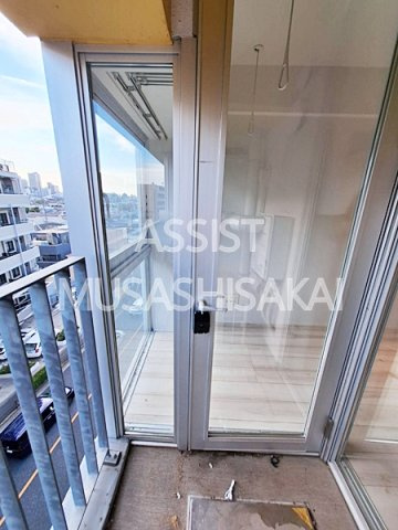 レスピール三鷹のバルコニー|写真：設備同仕様の別物件です
