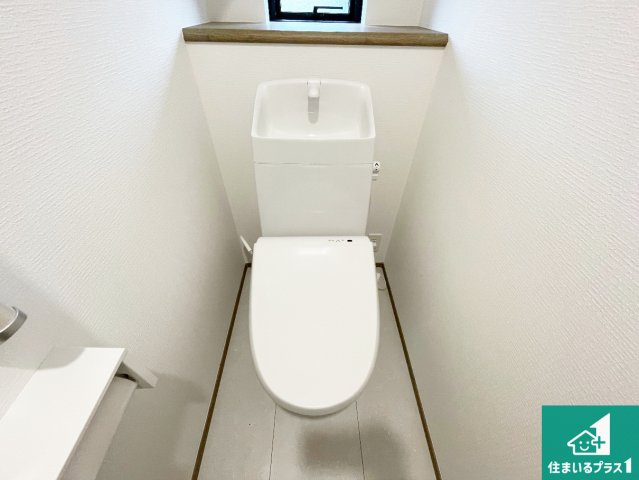 明石市魚住町西岡　第1期　新築一戸建てのトイレ|1・2階の2ヶ所にあるので、朝の忙しい時間の順番待ちもなく、深夜の利用にも大変便利です。