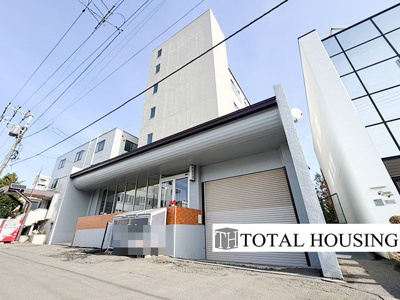 【外観】 | 円山コープ | シンプルで洗練されたマンション外観は、住む人のセンスを引き立て、落ち着いた雰囲気を提供します。