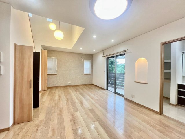 唐国町　中古一戸建の居間・リビング|並列に駐３台可能（車種制限有）♪カーポートも付いているので、雨の日も愛車が濡れにくく嬉しいですね！広々駐車スペースは自転車やバイクも停められますね！