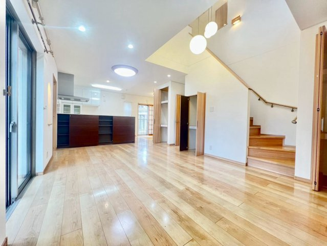 唐国町　中古一戸建の居間・リビング|【ＬＤＫ約１８．５帖】吹抜けで天井の高い開放感のあるリビングです♪のびのび家族だんらんをお楽しみください♪