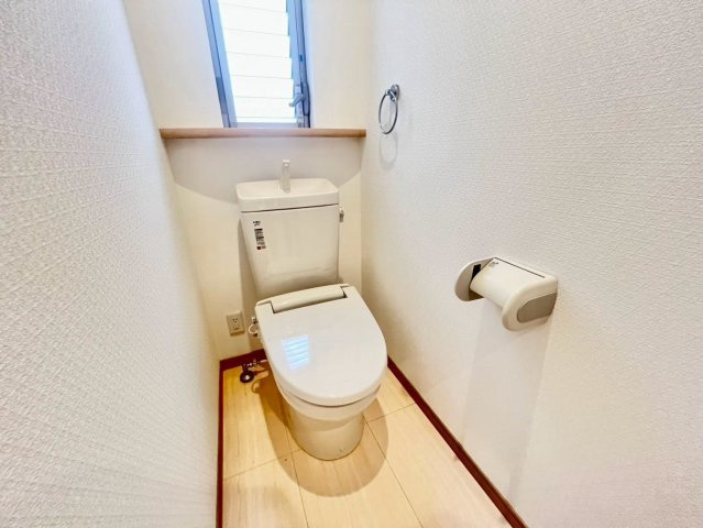 唐国町　中古一戸建のトイレ|トイレ１階と２階の２ヶ所あります！忙しい朝や家族の多いご家庭も安心ですね！