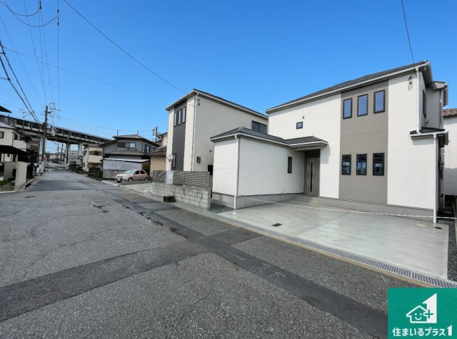 明石市魚住町西岡　第1期　新築一戸建ての前面道路含む現地写真|周辺は閑静な住宅街！前面道路広々で車の出し入れも便利です。駐車が苦手な方でも安心して車庫入れできます！