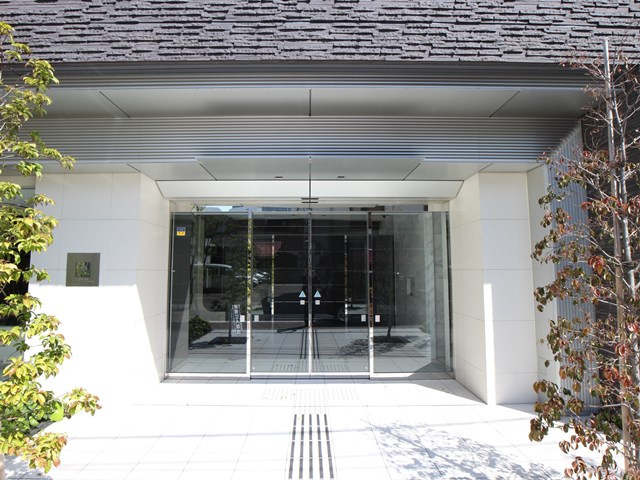 コンシェリア芝公園 ＭＡＳＴＥＲ’Ｓ ＶＩＬＬＡのエントランス|落ち着いたエントランスです