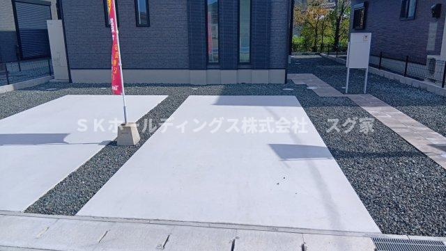 綾部市岡町新築戸建て住宅の駐車場