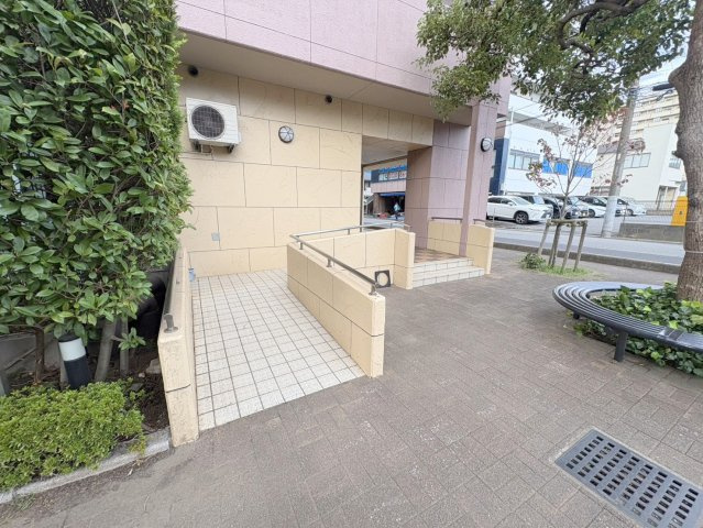 ライオンズマンション蘇我駅前のその他共用部分|共用部・スロープ付きアプローチ