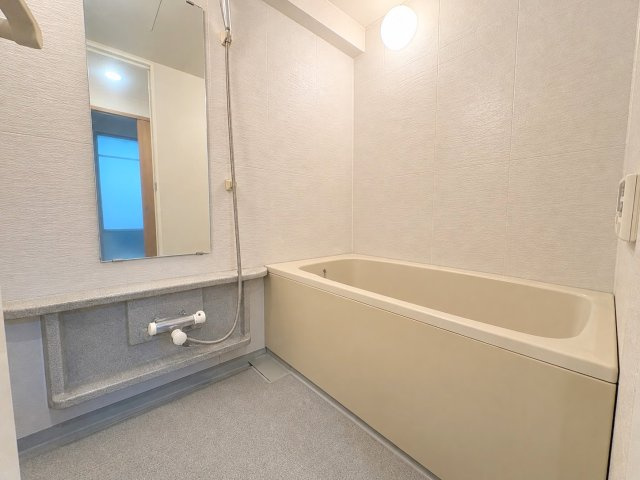 ライオンズマンション蘇我駅前の浴室|浴室◆白いタイルで清潔感のある浴室