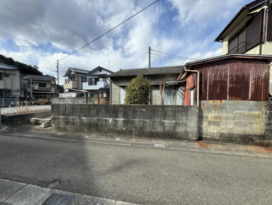 「接道南面で日当たり良好」高知市新屋敷２丁目　売地　建築条件無しの外観|道路側から見た現地。接道南面で日当たりも良好です♪