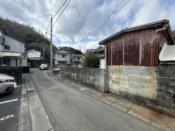 「接道南面で日当たり良好」高知市新屋敷２丁目　売地　建築条件無しの周辺|別角度からの現地。道路との位置関係をご確認ください。