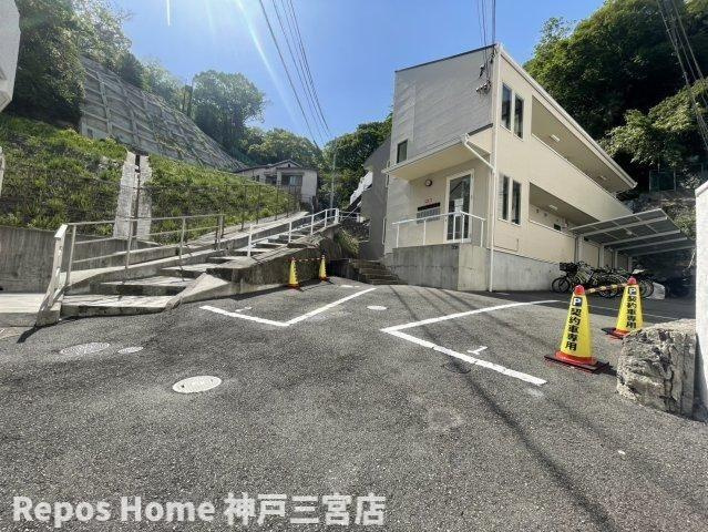 グランシャリオ山本通の駐車場