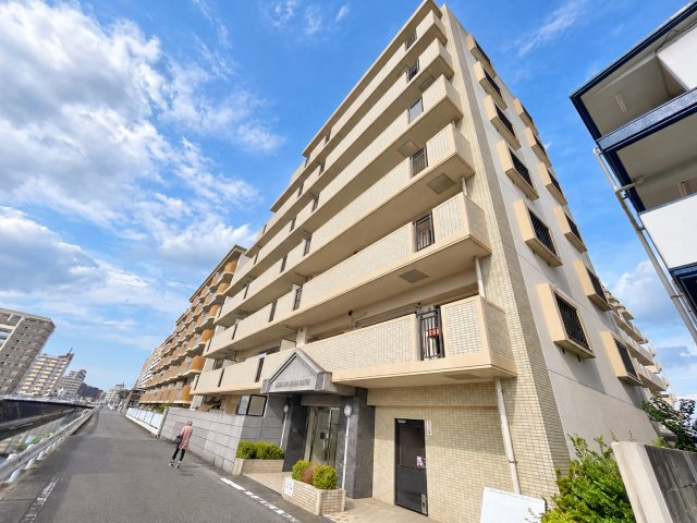 ダイナコートエスパシオ板付の外観|永く愛される洗練されたデザインです☆
※色味を加工してます。