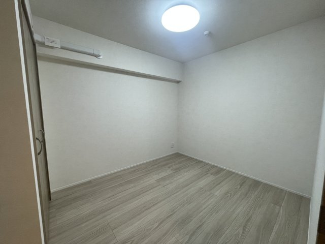 アドリーム天神の洋室|サービスルーム付き。
直射日光が当たりにくく、衣類や趣味の品の保管にぴったり！大型の荷物もすっきり収