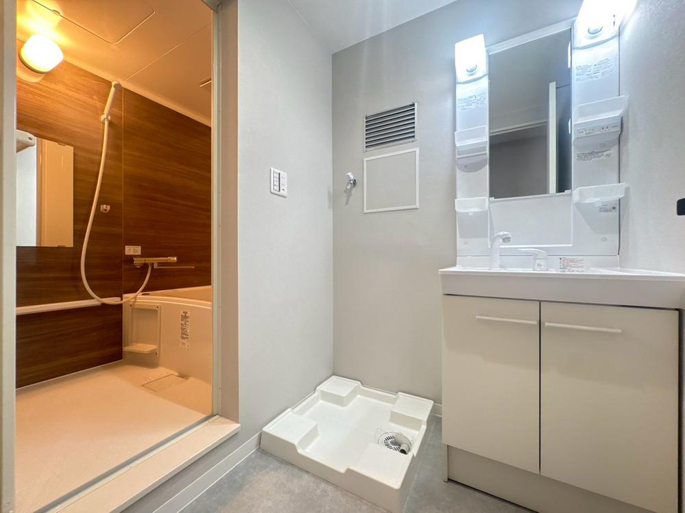 住道駅前住宅28号棟の独立洗面台|■物件内覧・資金計画相談・住宅ローン相談、リフォーム相談、お問合せ受付中■
※当日・翌日のご内覧、ご相談はお電話でのお問合せがスムーズです！