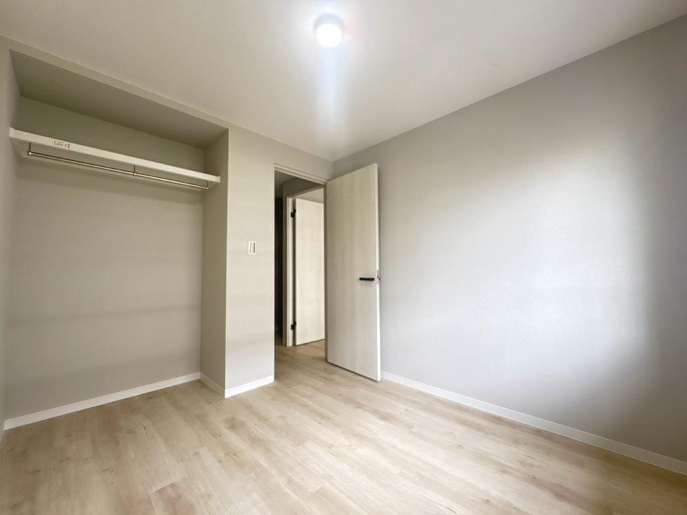 住道駅前住宅28号棟の子供部屋|洋室4.8帖
■物件内覧・資金計画相談・住宅ローン相談、リフォーム相談、お問合せ受付中■
※当日・翌日のご内覧、ご相談はお電話でのお問合せがスムーズです！