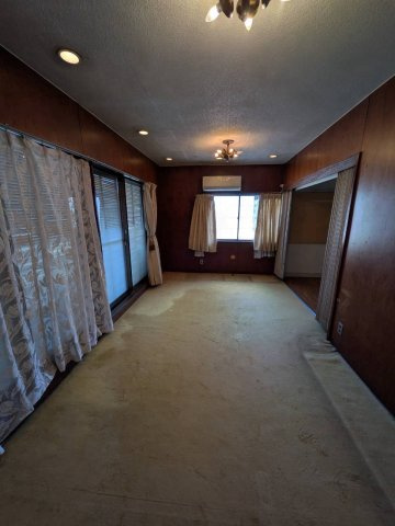 神戸市垂水区西舞子9丁目　中古戸建　地下車庫1台付！の居間・リビング|ゆったりとしたリビングです