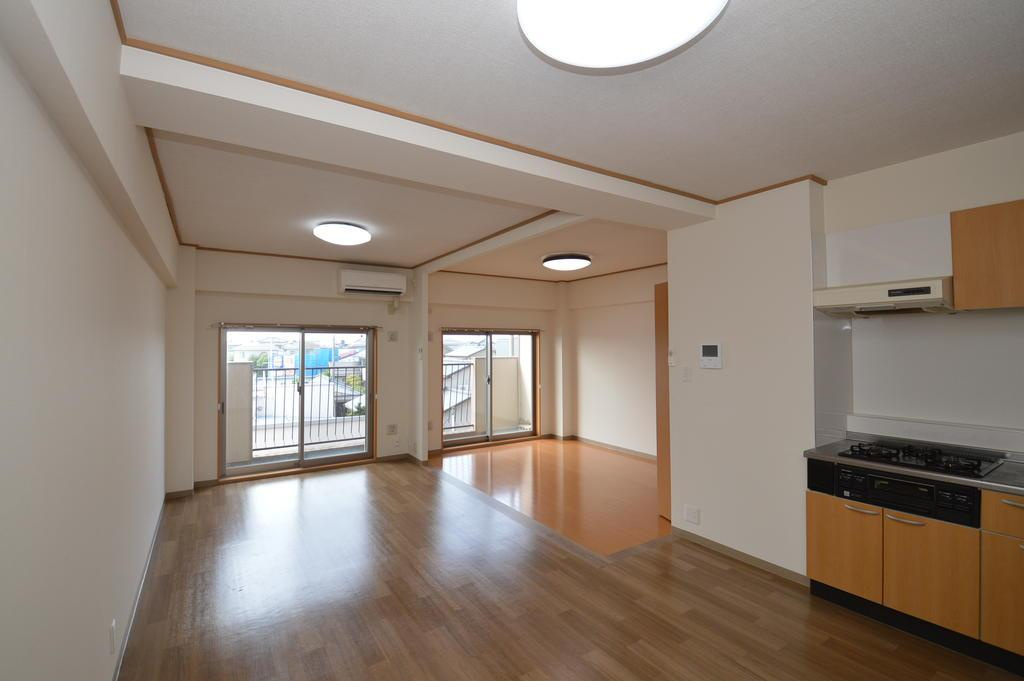 新潟市西区寺尾の賃貸マンションの居間・リビング