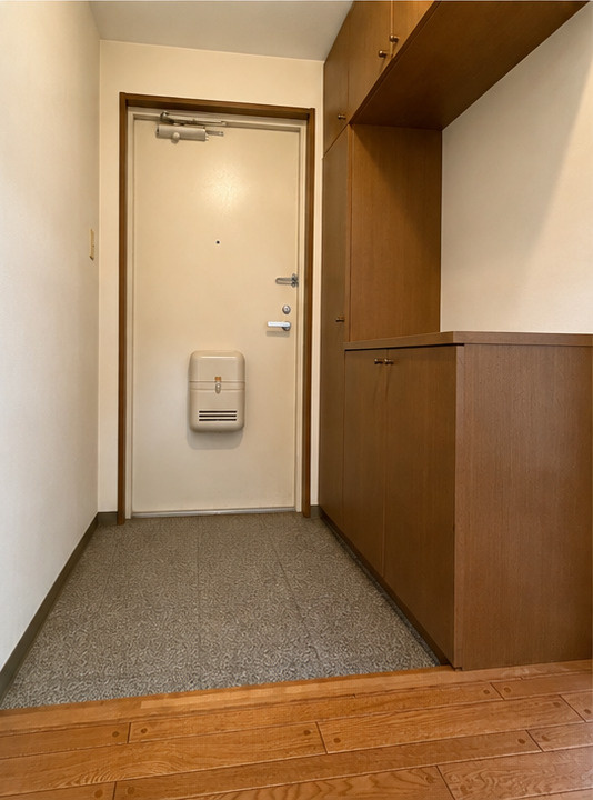 リーセント新光弐番館の玄関|毎日の出入りを気持ちよく迎えてくれる、住まいの第一印象を彩る玄関スペース。